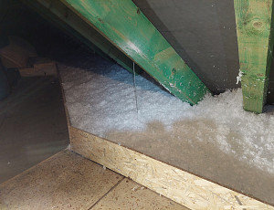 Zateplení stropu rodinného domu pomocí foukané izolace